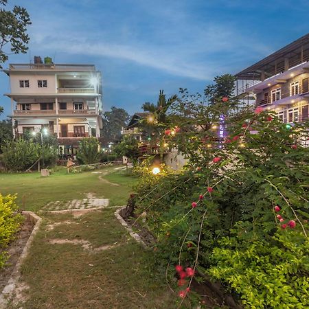 Hotel Riverside With Swimming Pool Sauraha Extérieur photo