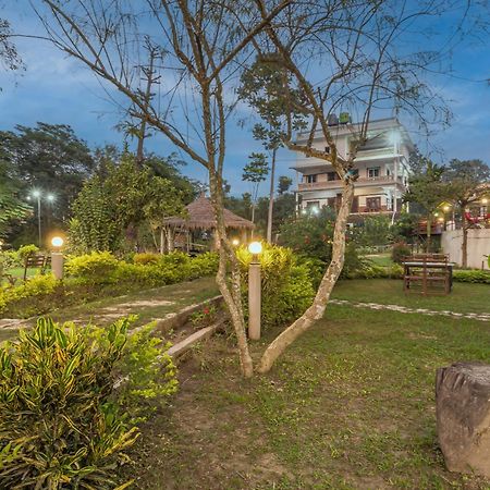Hotel Riverside With Swimming Pool Sauraha Extérieur photo