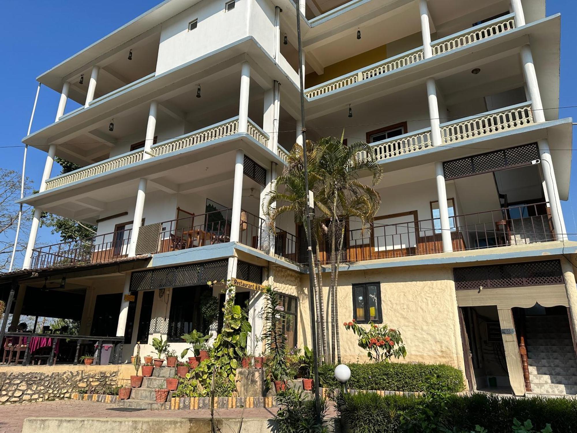 Hotel Riverside With Swimming Pool Sauraha Extérieur photo