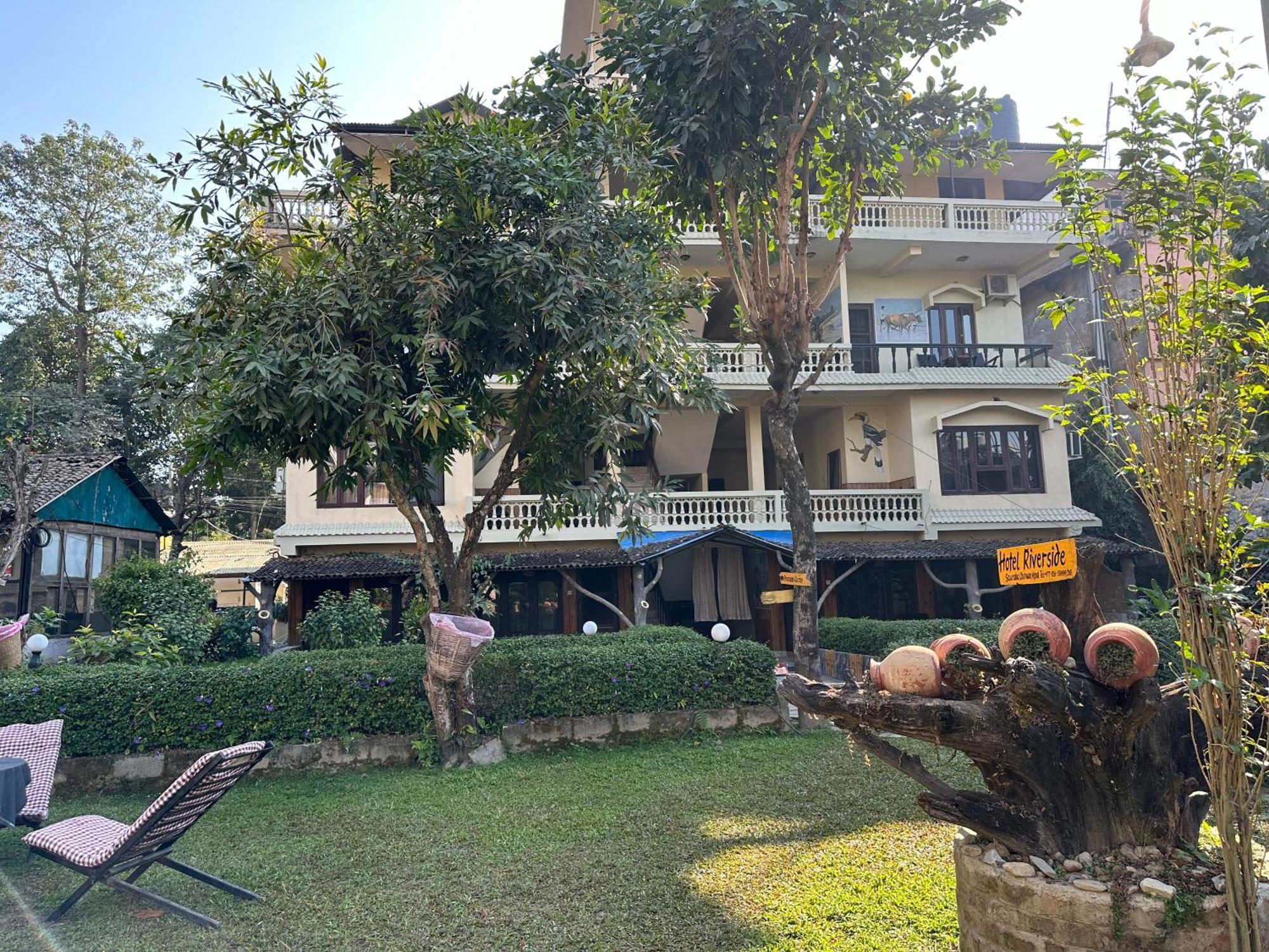 Hotel Riverside With Swimming Pool Sauraha Extérieur photo