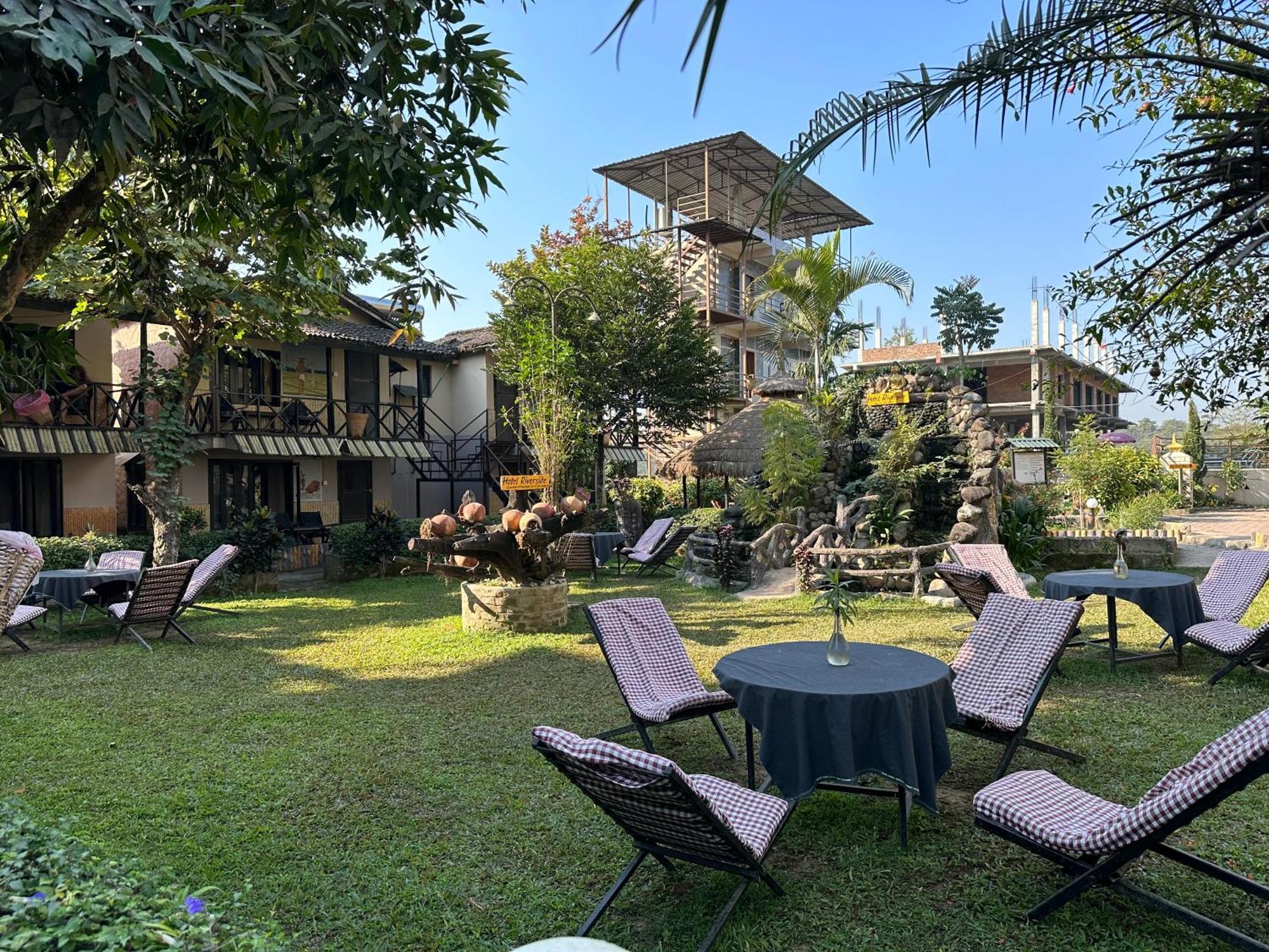 Hotel Riverside With Swimming Pool Sauraha Extérieur photo