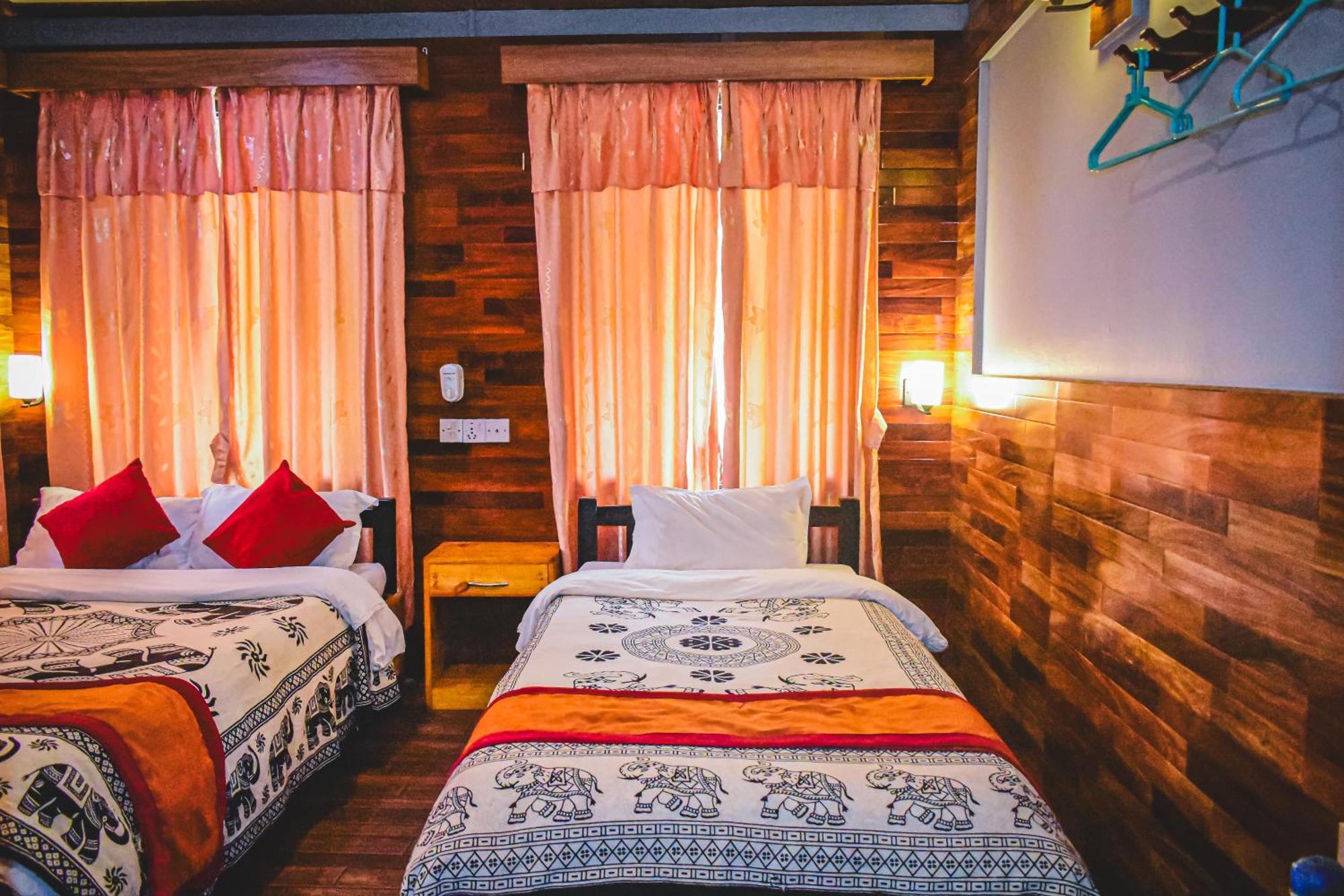 Hotel Riverside With Swimming Pool Sauraha Extérieur photo