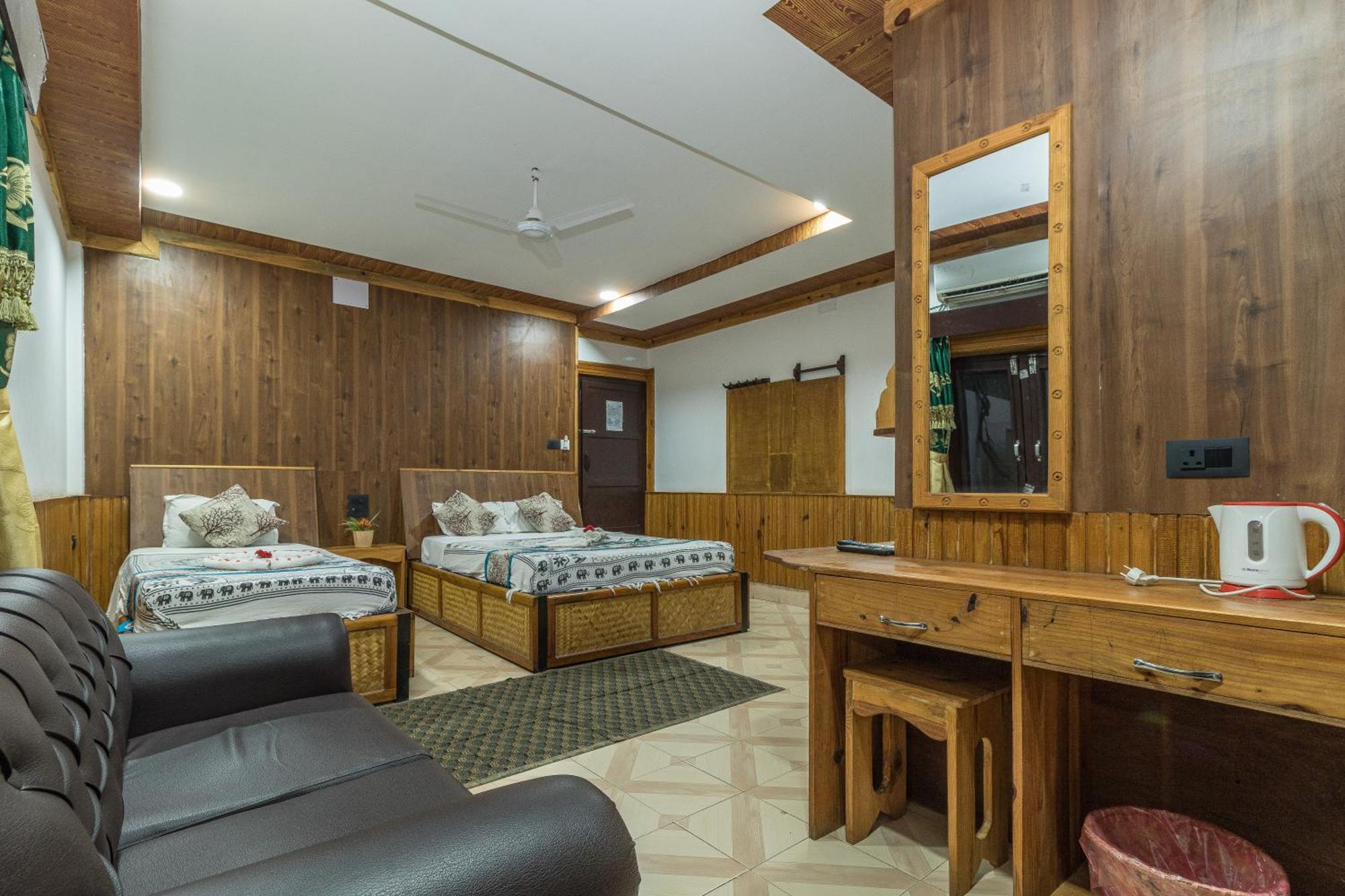 Hotel Riverside With Swimming Pool Sauraha Extérieur photo