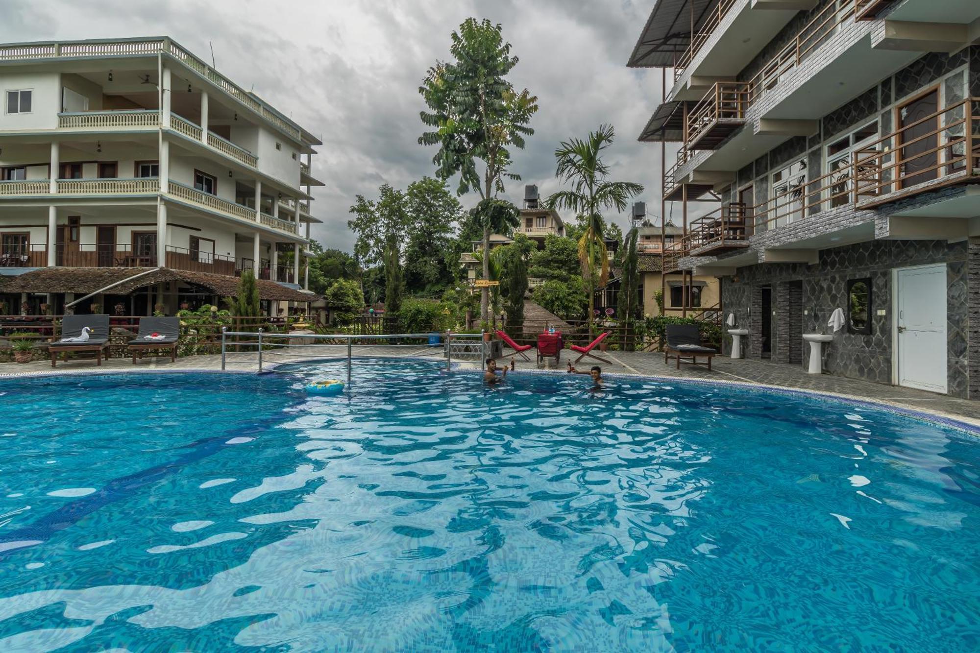 Hotel Riverside With Swimming Pool Sauraha Extérieur photo