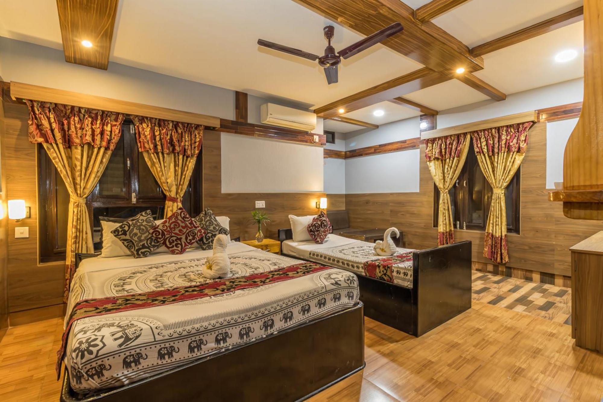 Hotel Riverside With Swimming Pool Sauraha Extérieur photo