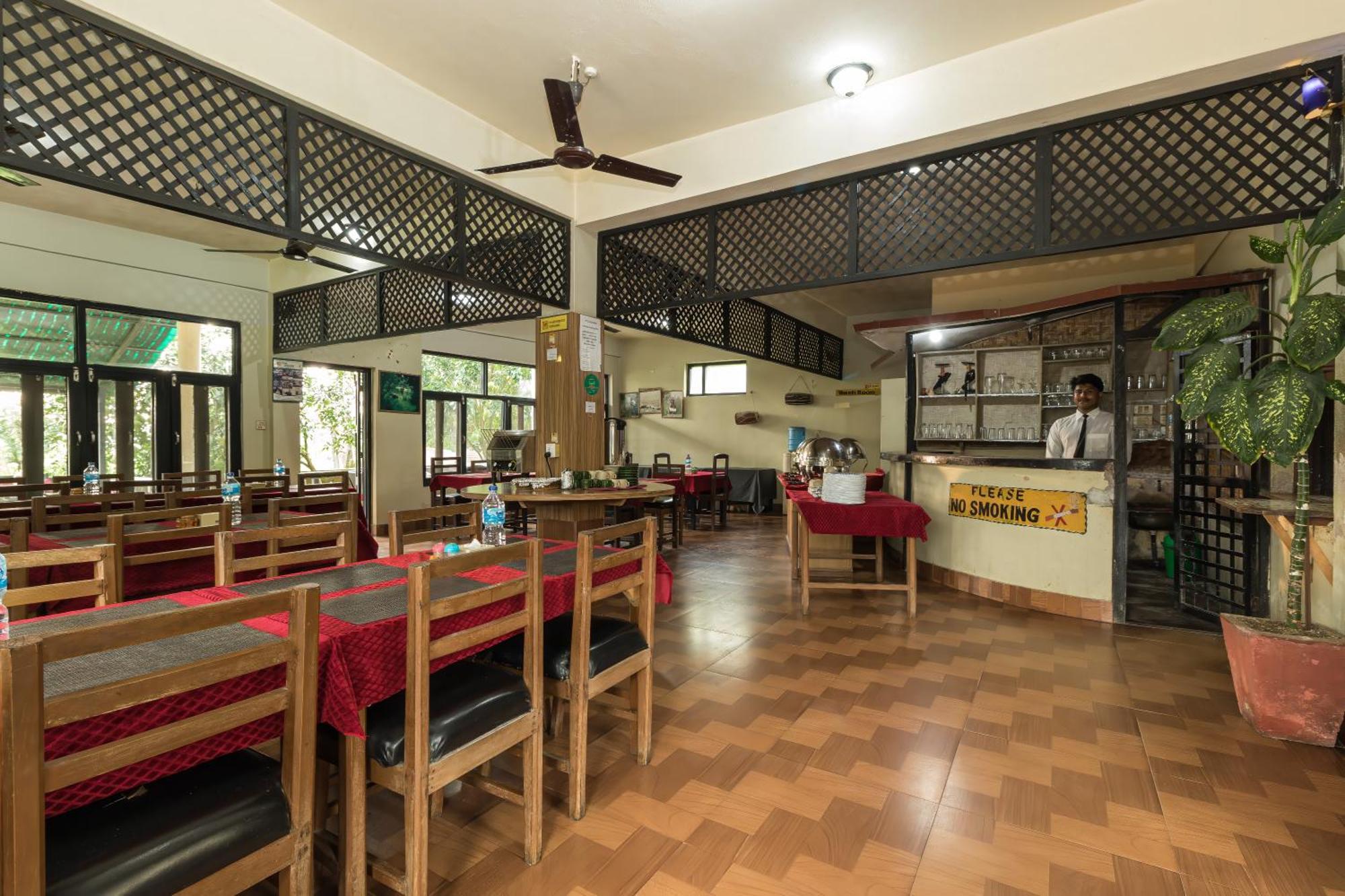 Hotel Riverside With Swimming Pool Sauraha Extérieur photo