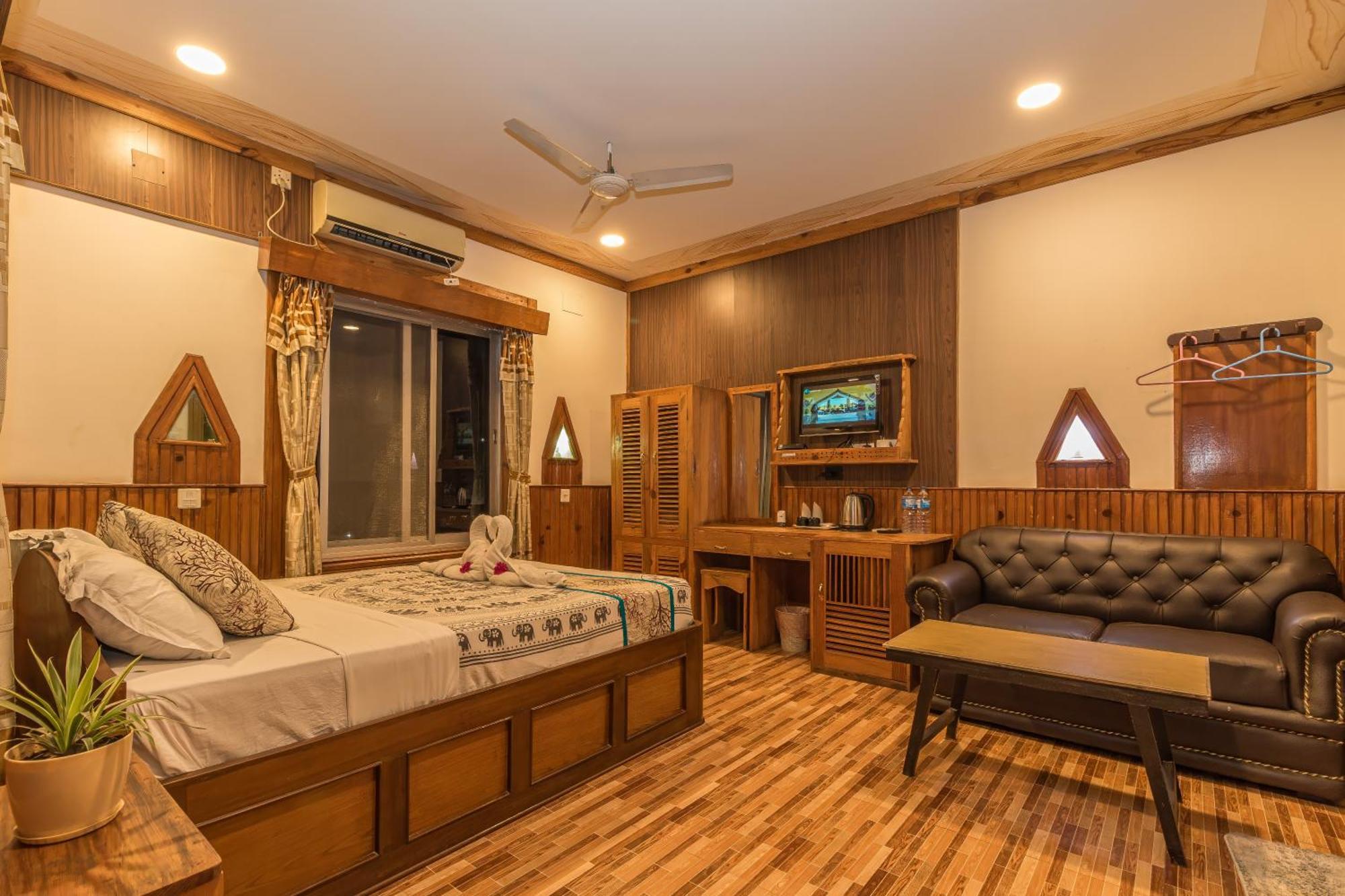 Hotel Riverside With Swimming Pool Sauraha Extérieur photo