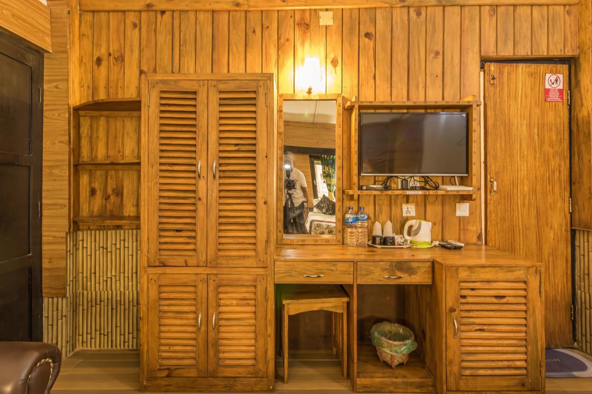 Hotel Riverside With Swimming Pool Sauraha Extérieur photo