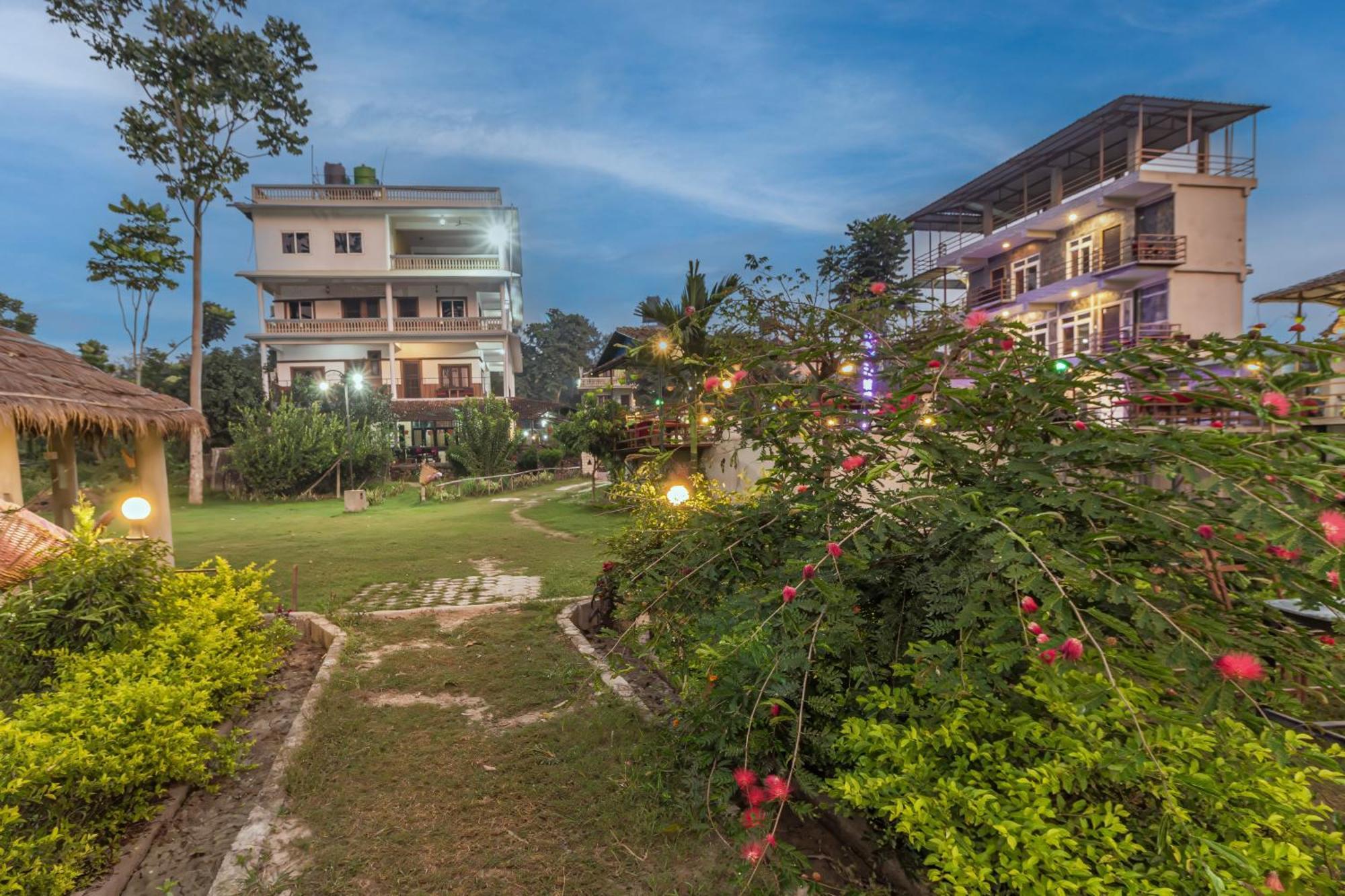Hotel Riverside With Swimming Pool Sauraha Extérieur photo