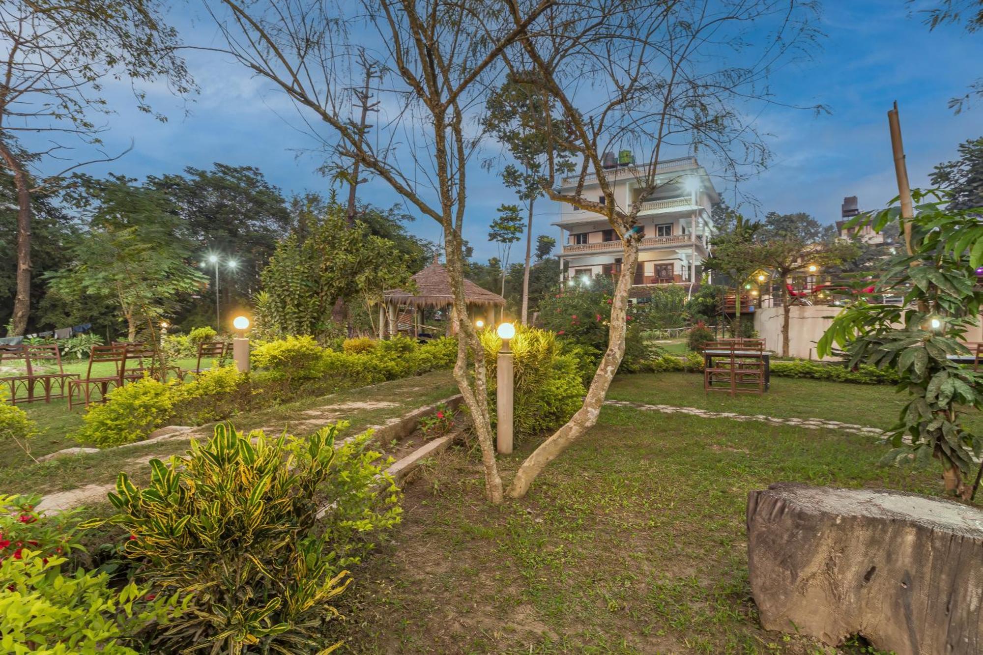 Hotel Riverside With Swimming Pool Sauraha Extérieur photo