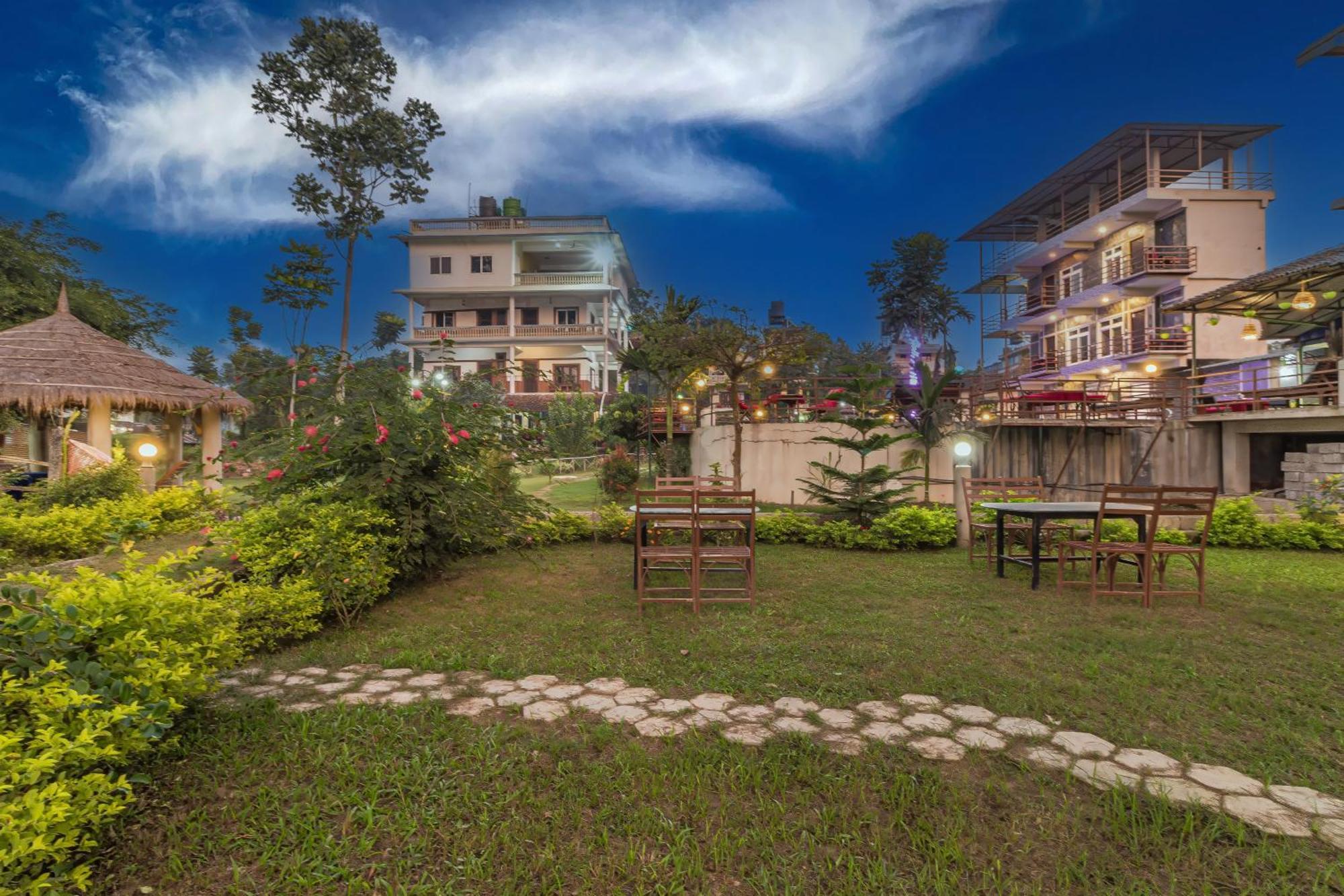 Hotel Riverside With Swimming Pool Sauraha Extérieur photo