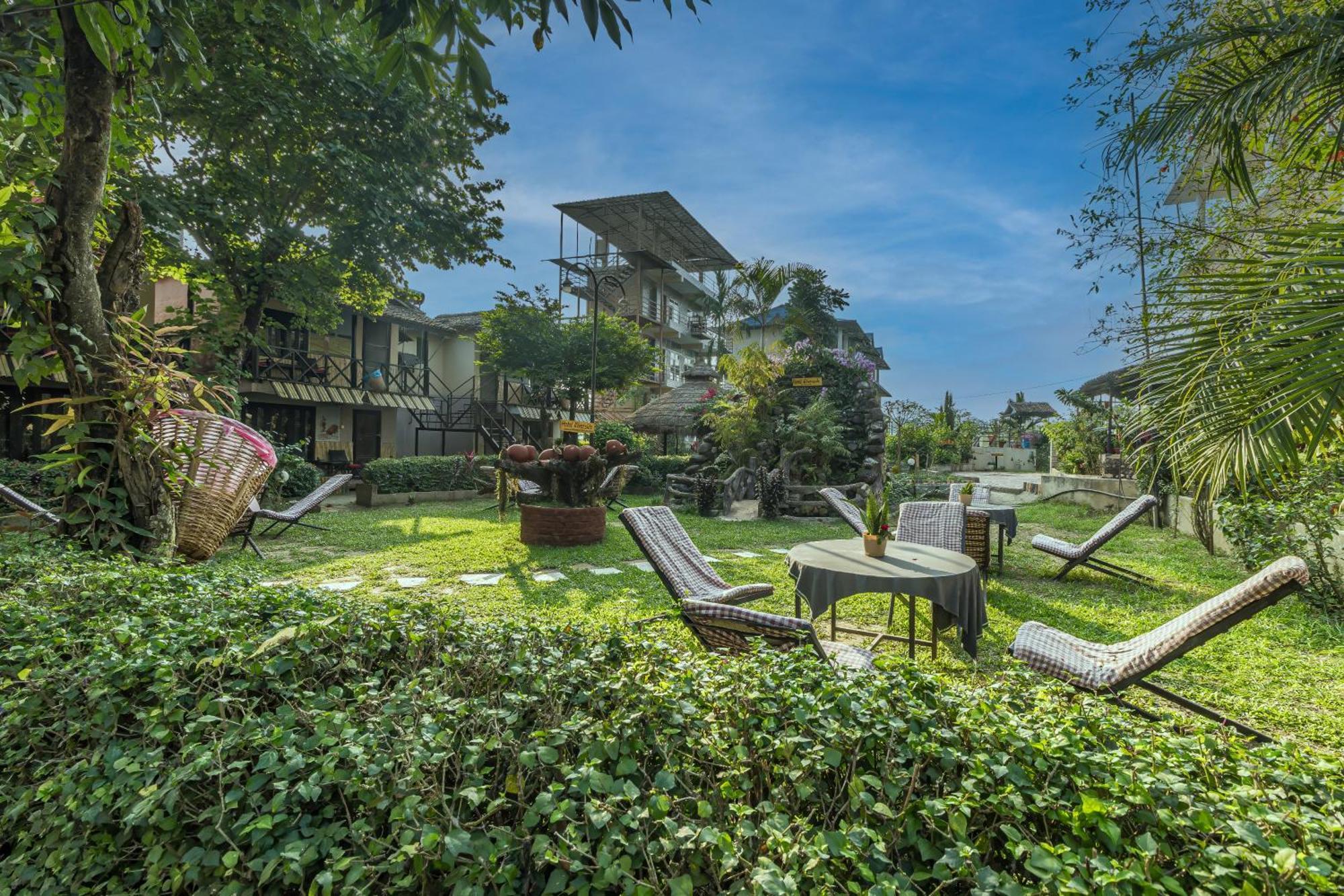 Hotel Riverside With Swimming Pool Sauraha Extérieur photo