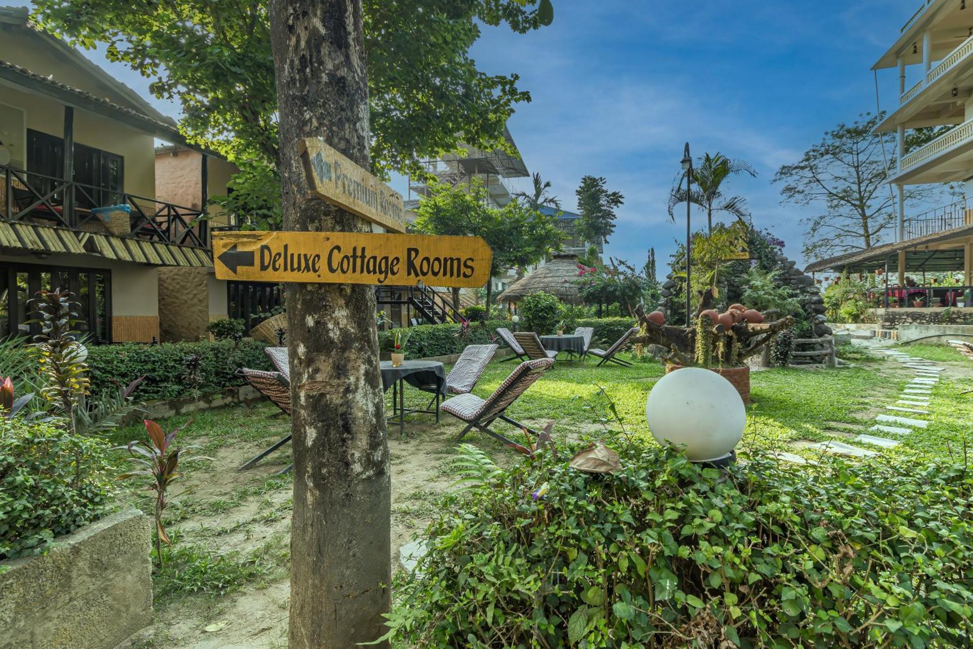 Hotel Riverside With Swimming Pool Sauraha Extérieur photo