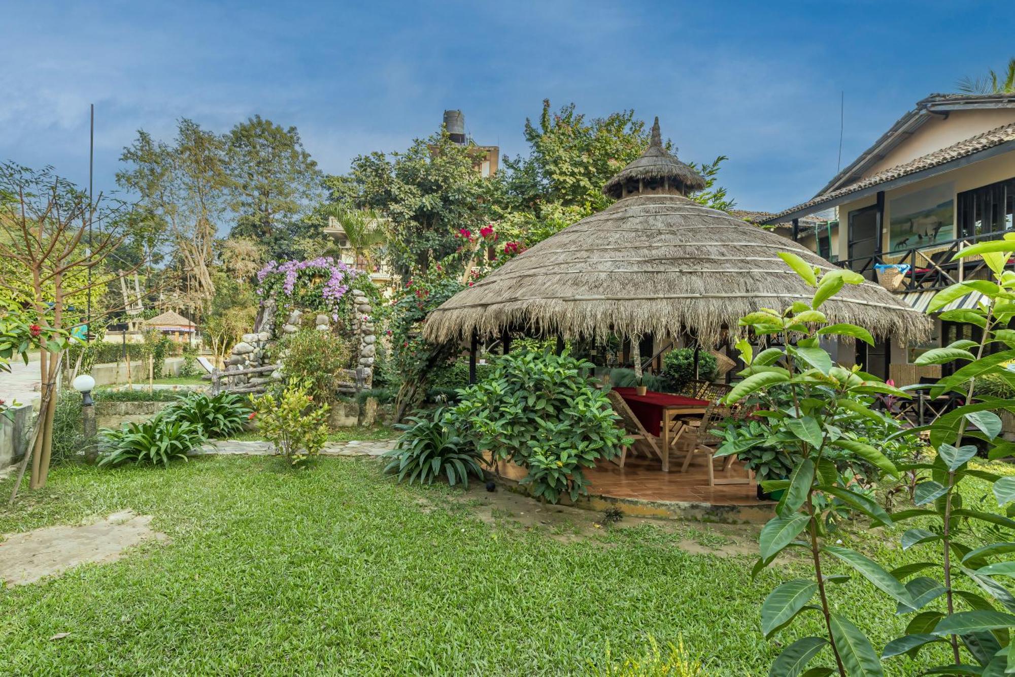 Hotel Riverside With Swimming Pool Sauraha Extérieur photo