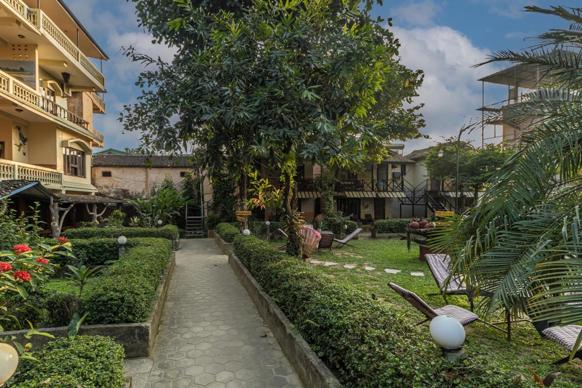 Hotel Riverside With Swimming Pool Sauraha Extérieur photo
